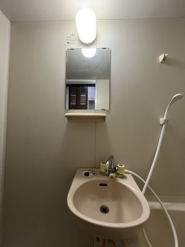洗面設備　洗面（お写真は同間取りの205号室）