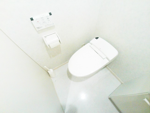 トイレ　温水洗浄便座付の快適なトイレ