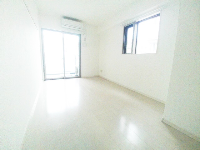 その他部屋・スペース　２面採光の明るい洋室