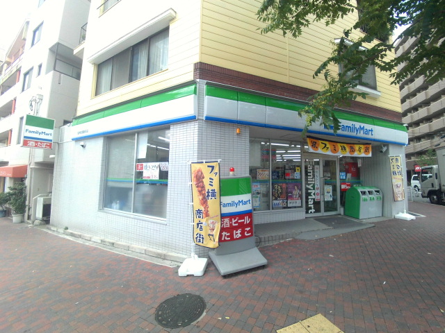 コンビニ　ファミリーマートJR灘駅前店（コンビニ）まで66m