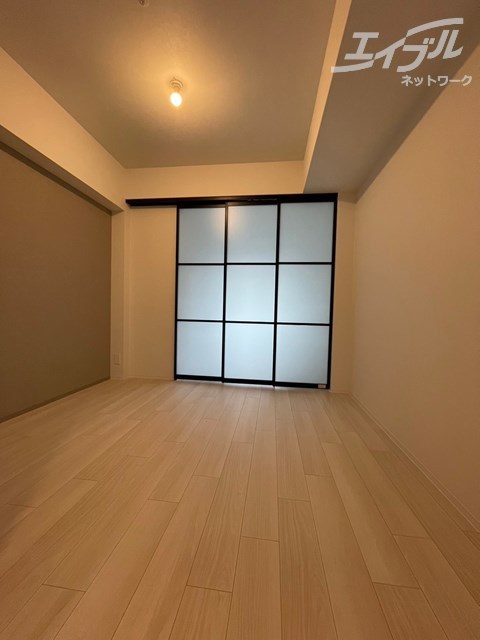 居室・リビング　白基調のお部屋になります。