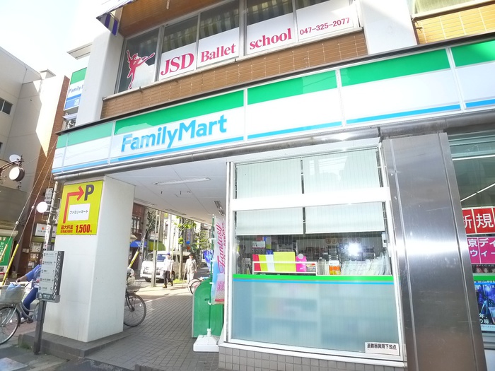 コンビニ　ファミリーマート（コンビニ）まで225m