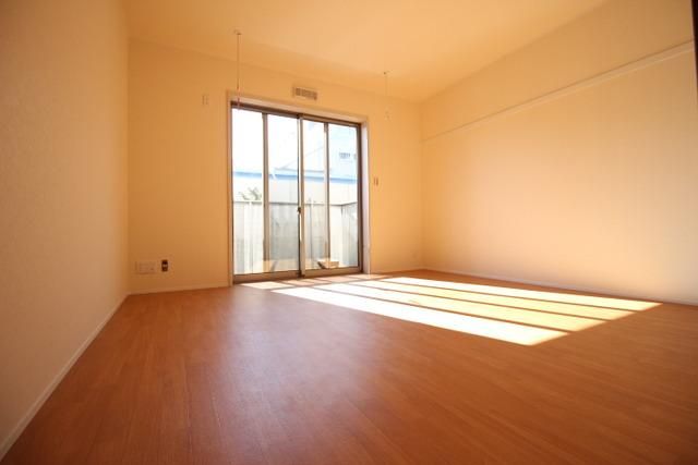 居室・リビング　日当たり良く明るいお部屋です