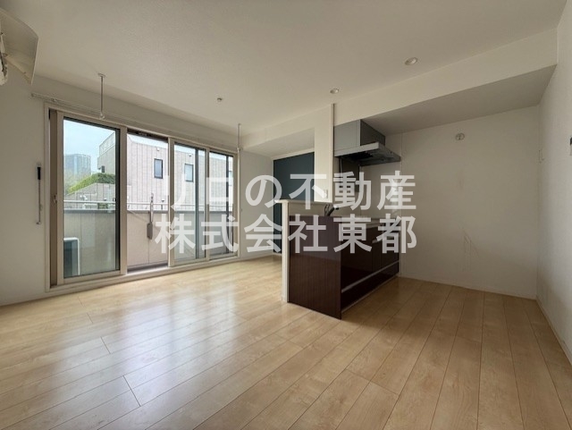 居室・リビング　２面採光なので、明るく風通しのよい過ごしやすいお部屋です♪