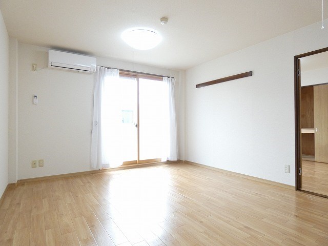 居室・リビング　写真は105号室です（参考）