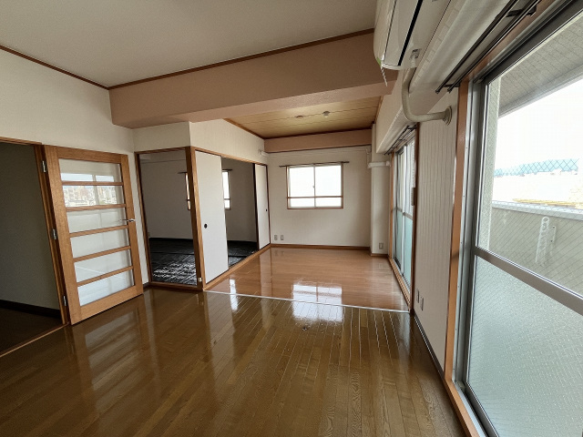 居室・リビング　広いリビングと落着きの和室