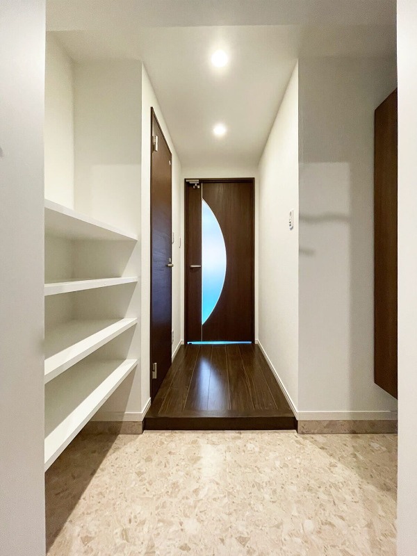 玄関　荷物があっても窮屈感を感じませんね