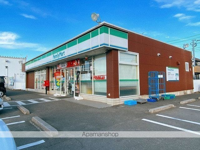 コンビニ　ファミリーマート（コンビニ）まで584m