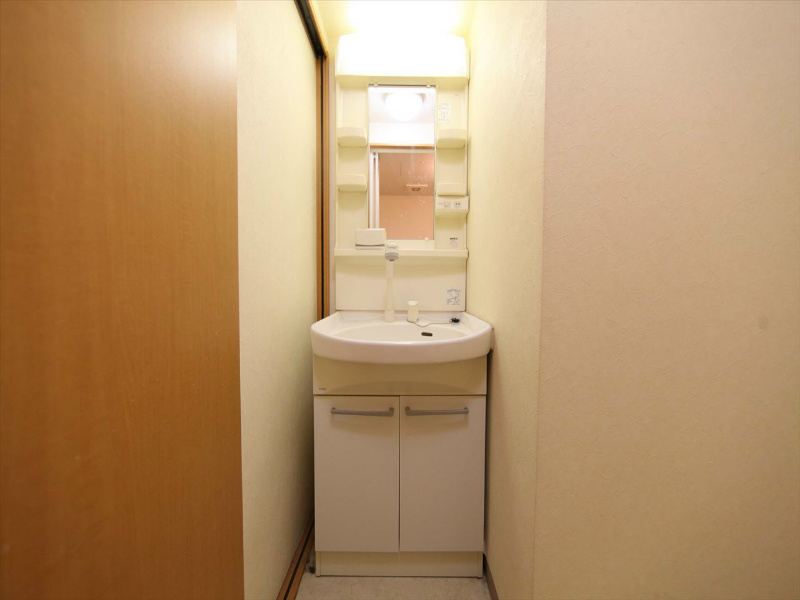 洗面設備　脱衣所　独立洗面台（シャンプードレッサー付）収納スペース有