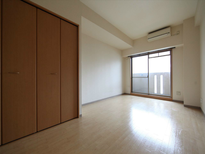 バルコニー　洋室9.6帖　バルコニー　クローゼット付