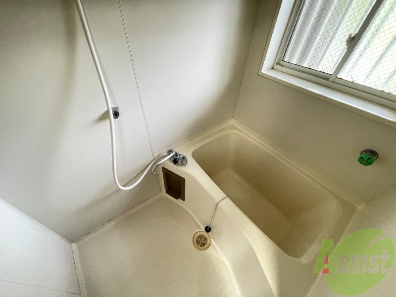 バス・シャワールーム　浴室はこちらになります。窓があり明るい印象です。