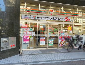 コンビニ　セブンイレブン四谷3丁目店（コンビニ）まで72m