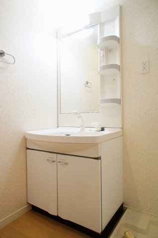 洗面設備　独立洗面化粧台が付いています