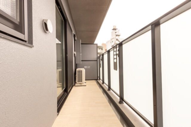 バルコニー　暖かな日差しのふりそそぐバルコニー