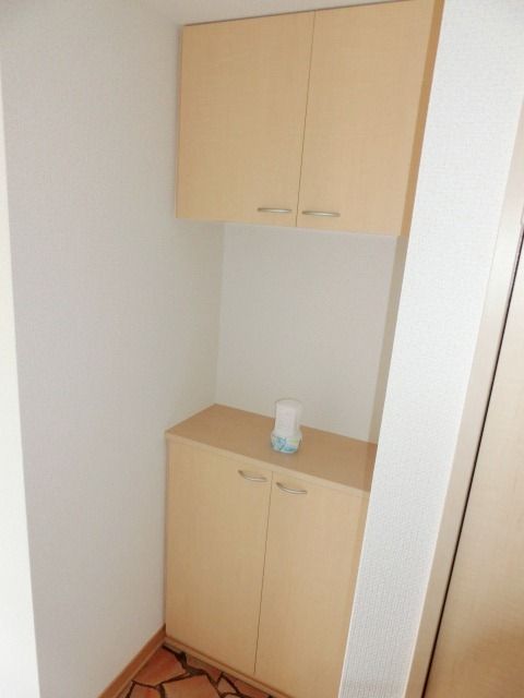 玄関　玄関脇にはたっぷりしまえるシューズＢＯＸ