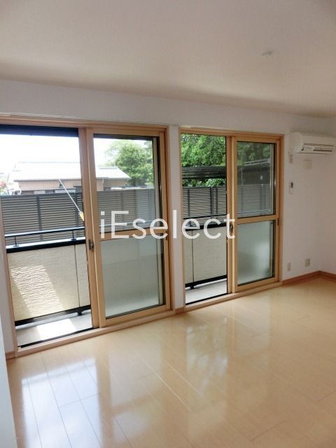 居室・リビング　広々１０帖の明るい居室