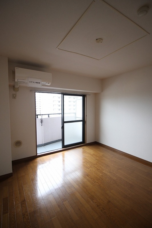 居室・リビング　明るいリビング　同間取り別部屋