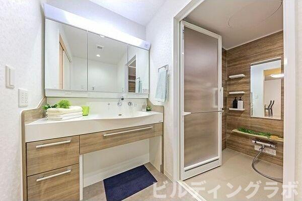 洗面設備　モデルルームの為、家具小物等はつきません。