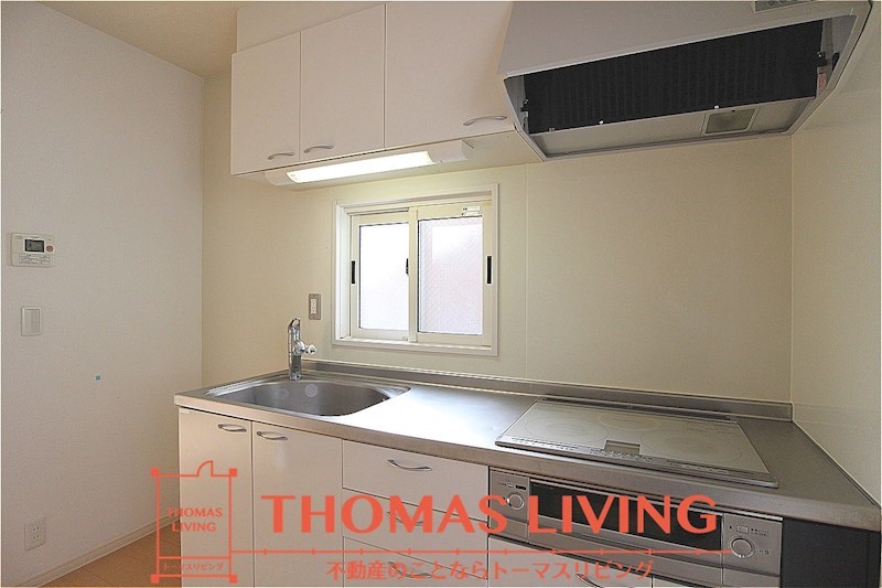 キッチン　３口のIHコンロのシステムキッチンです。