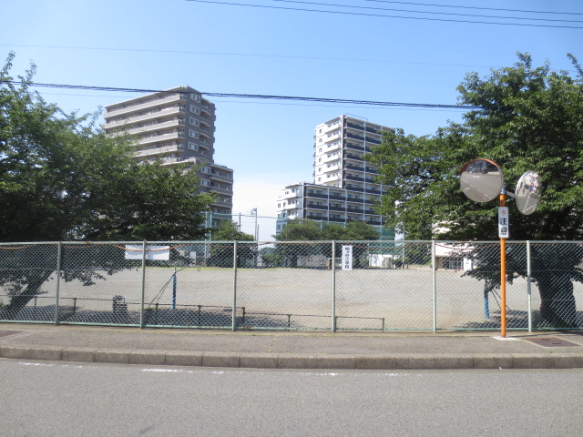 小学校　海老名市立柏ケ谷小学校（小学校）まで465m