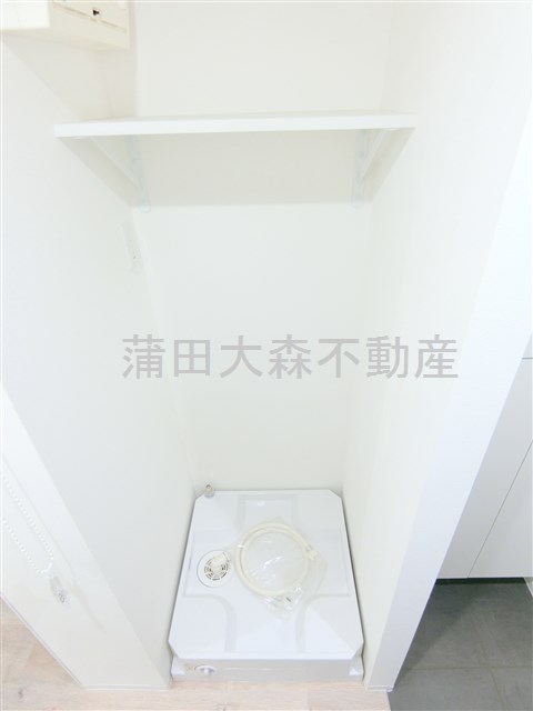 その他設備　棚付きの室内洗濯機置き場