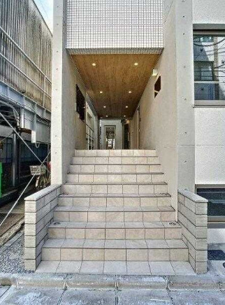 エントランス　落ち着いたエントランスです