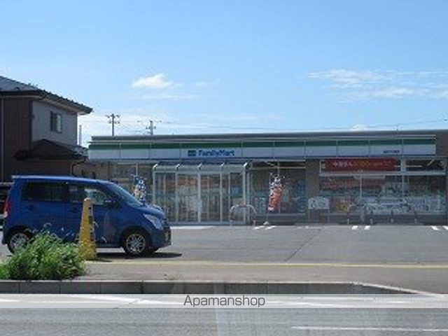 コンビニ　ファミリーマート（コンビニ）まで828m