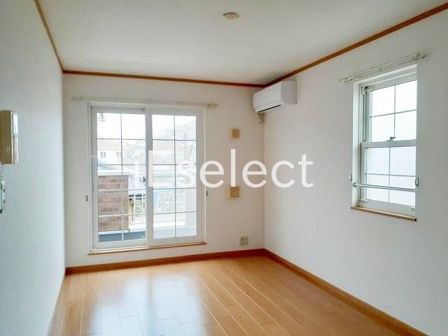 居室・リビング　2面採光で明るいリビングです