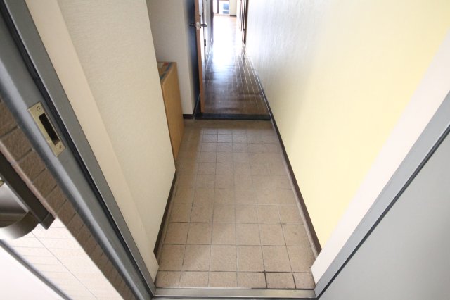 玄関　写真は類似です。