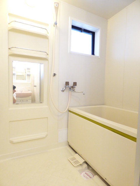 バス・シャワールーム　小窓がついている素敵な洋室ですよね！