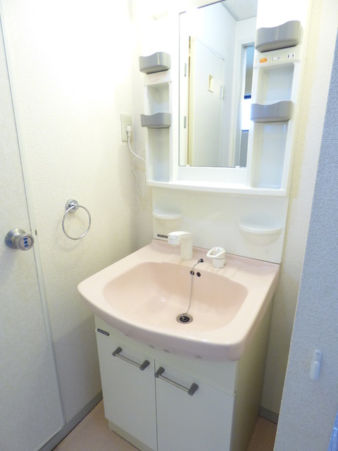 洗面設備　シャワー付き洗面台で朝の準備も楽々