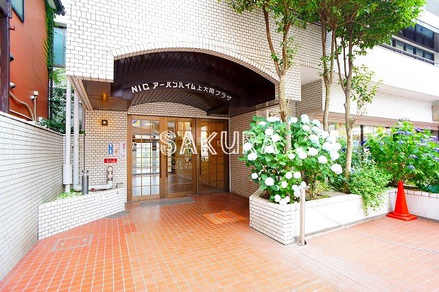 エントランス　重厚感のある建物デザイン♪