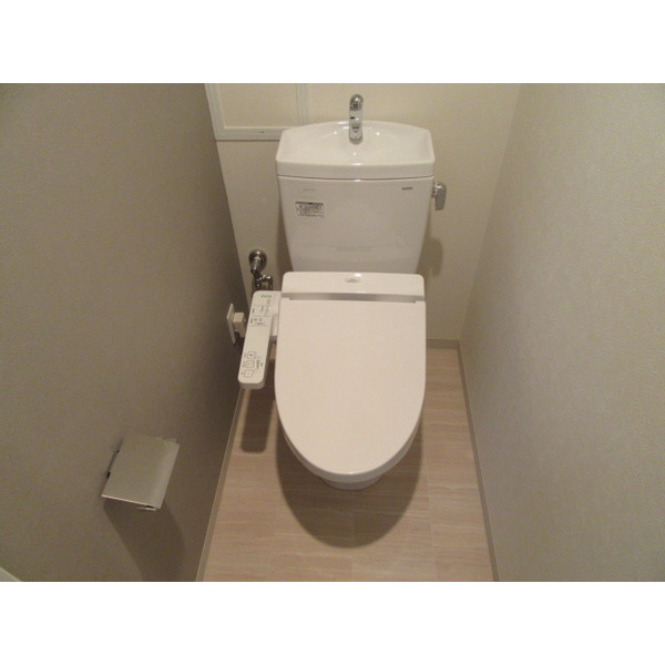 トイレ　温水洗浄便座です