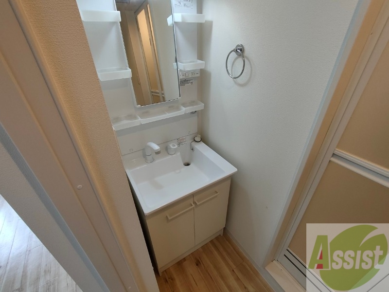 洗面設備　独立洗面台です。大きくてよいですね。シャンプーもできます。