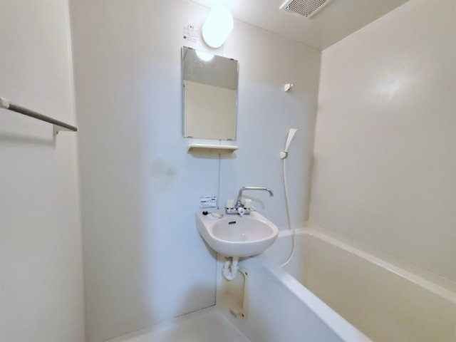 洗面設備　浴室内に洗面台付き！