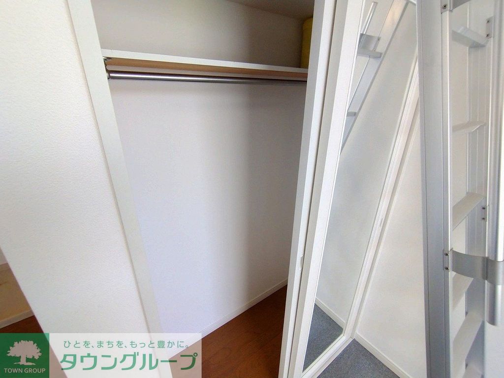 その他部屋・スペース　引き戸一面に姿見付き