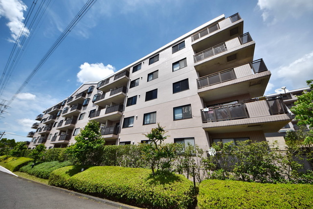 建物外観　～青い空、白い雲～
