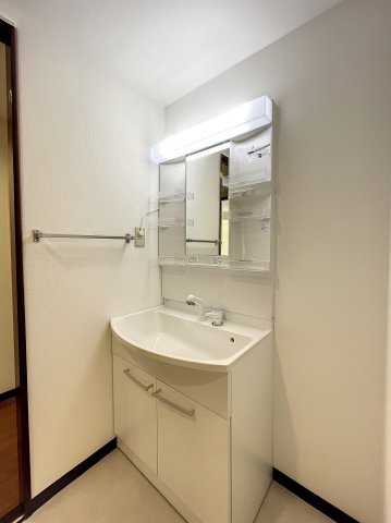 洗面設備　※同建物ほかのお部屋の写真です。