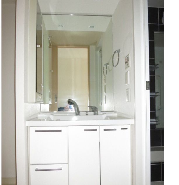 洗面設備　独立洗面台、朝の身支度には欠かせません