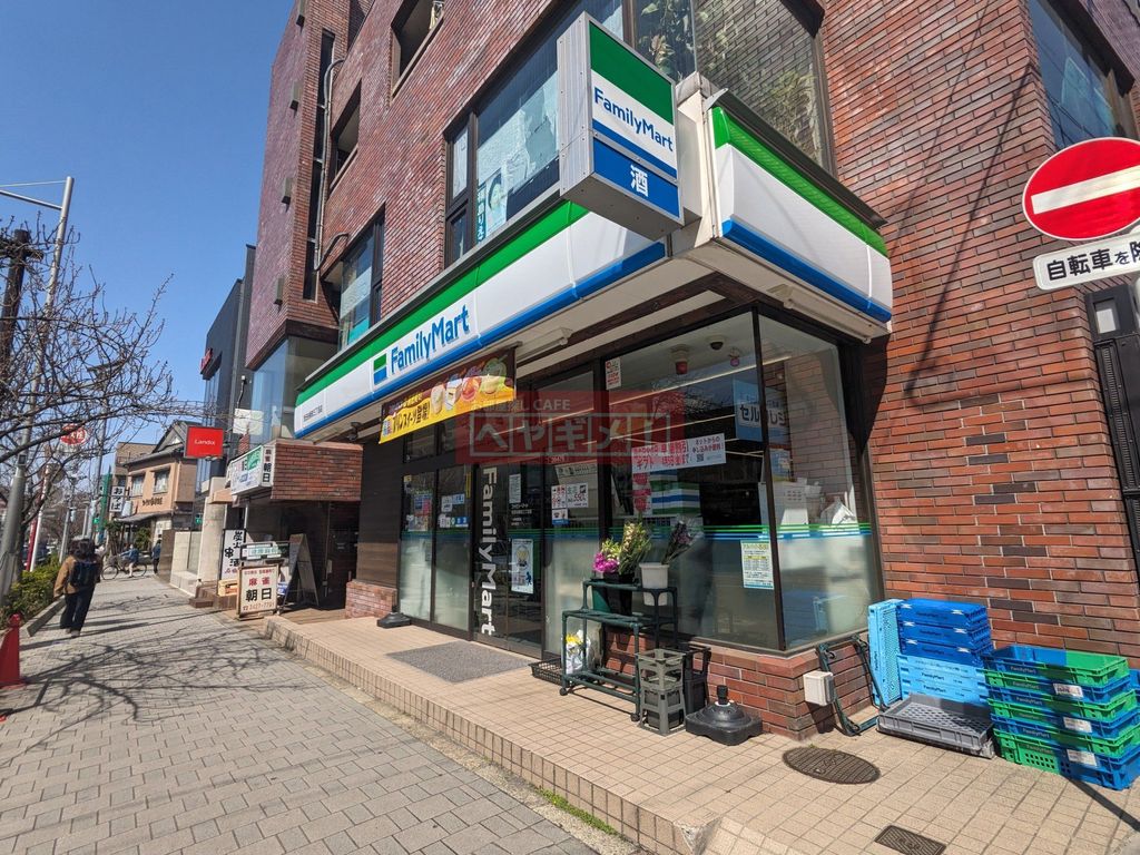 コンビニ　ファミリーマート世田谷新町店（コンビニ）まで270m