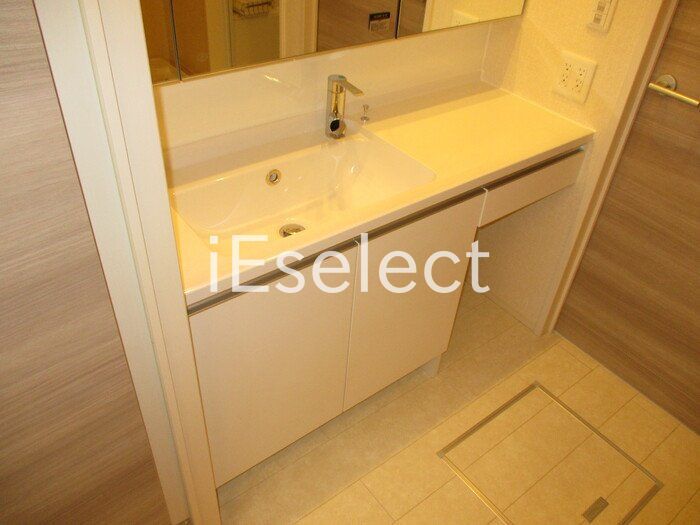 洗面設備　広々とした洗髪洗面化粧台