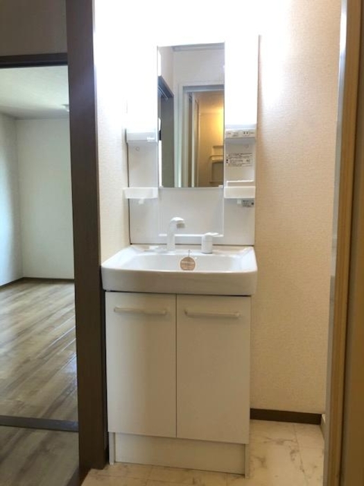 洗面設備　明るい洗面所です