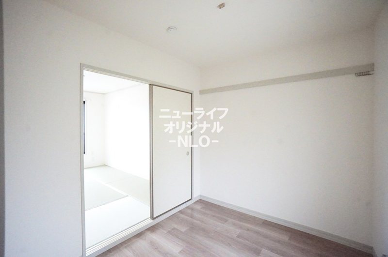 その他　洋室3.4帖　壁にはレールフック付き☆