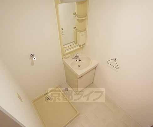 洗面設備　脱衣スペースが広めに取ってあるのがうれしいですね。