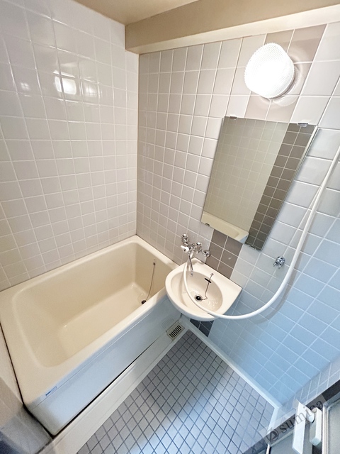 洗面設備　鏡付きの使いやすい洗面です。浴室一体型タイプ。