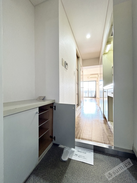 玄関　落ち着いた玄関、やっぱりフローリング。