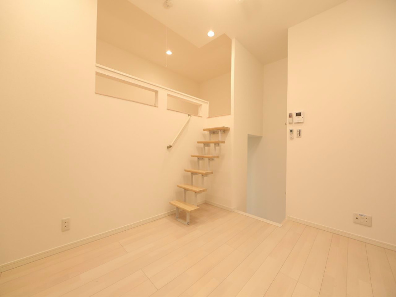 居室・リビング　洋室6.1帖　上階ロフト5.2帖（収納でも部屋でも使えます）