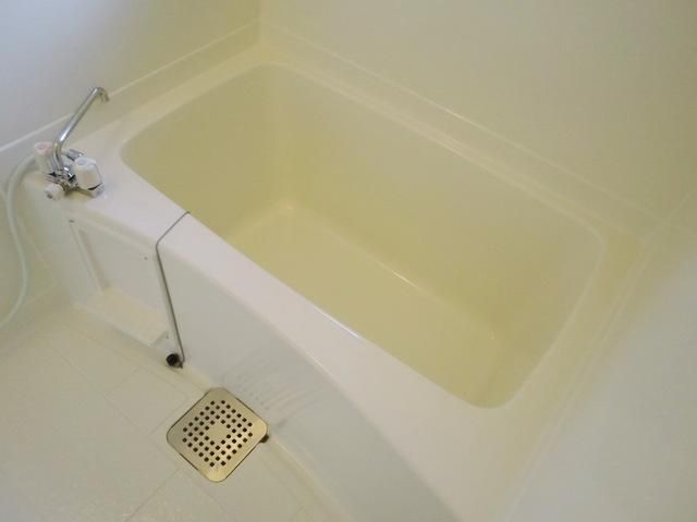 バス・シャワールーム　★窓も付いているので、明るく綺麗なお風呂です★