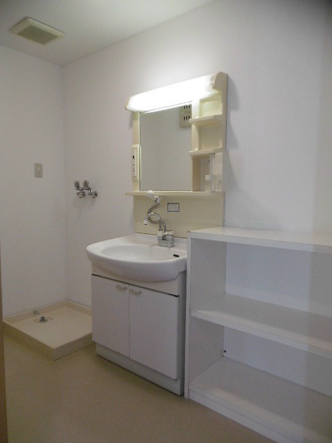 洗面設備　洗面台、洗濯機置場、収納棚