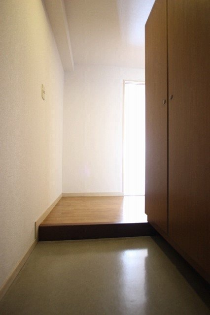 玄関　同物件別号室のものです。